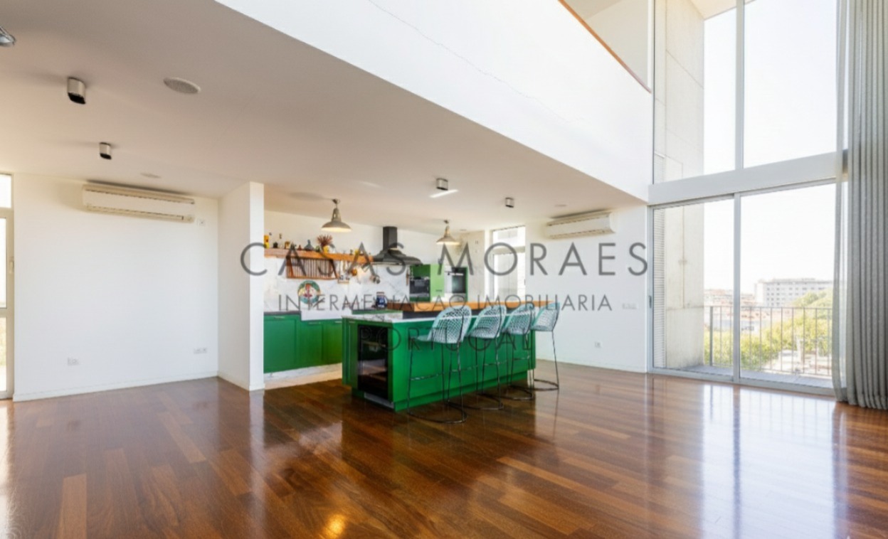 Penthouse T4 contemporânea em localização premium de Vila Nova de Gaia, com vista ampla para o Rio Douro